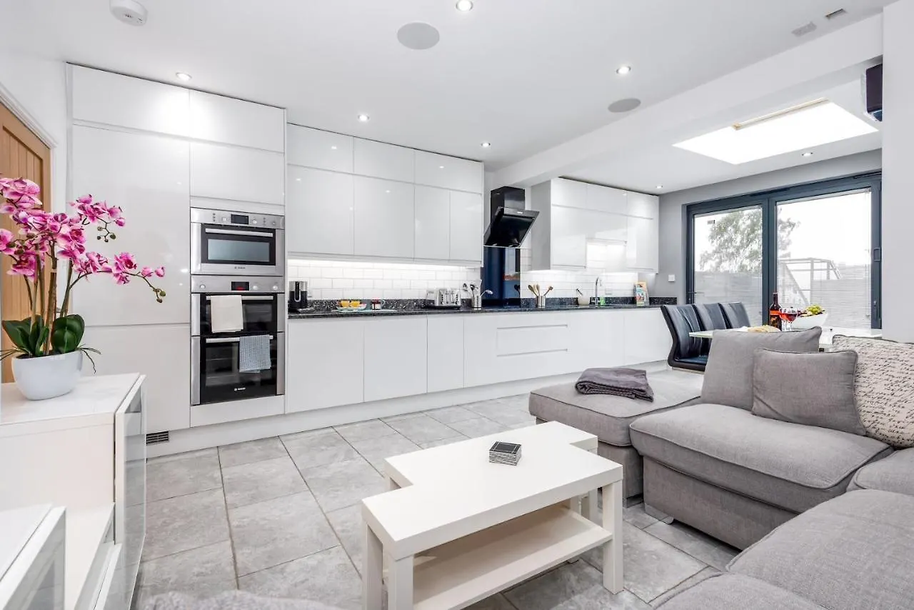 Modern Minimalist Duplex Apartment I Pass The Keys York